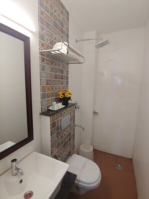 Habitació doble Deluxe, 1 llit doble, fumadors | Bany | Dutxa, capçal de dutxa tipus cascada i tovalloles