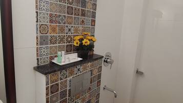 Chambre Double Deluxe, 1 lit double, fumeur | Lavabo de la salle de bain