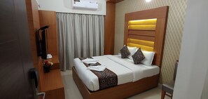 Habitació doble Deluxe, 1 llit doble, fumadors | Llençols de cotó egipci i roba de llit d'alta qualitat