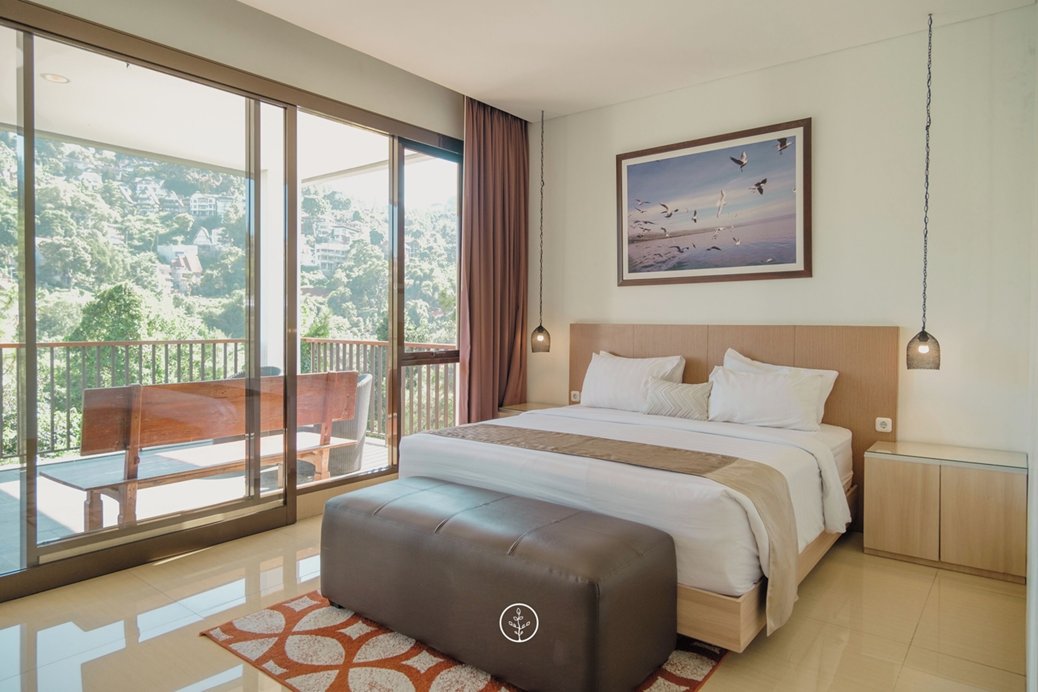 6 bedrooms, desk, iron/ironing board, rollaway beds