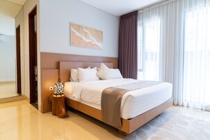 6 habitaciones, escritorio y tabla de planchar con plancha