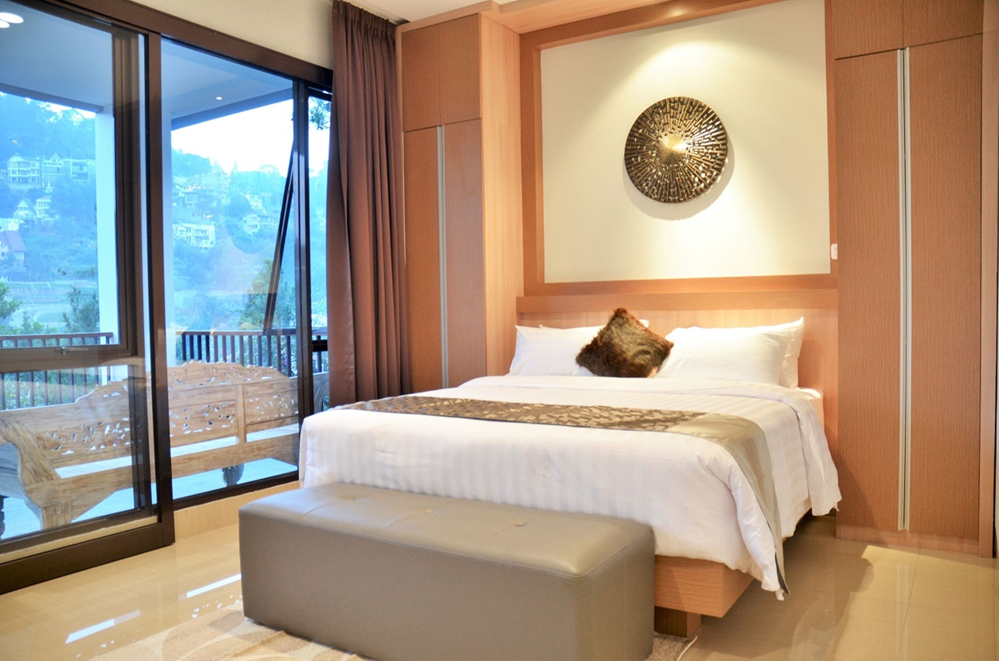 6 phòng ngủ, bàn, bàn ủi/dụng cụ ủi quần áo 