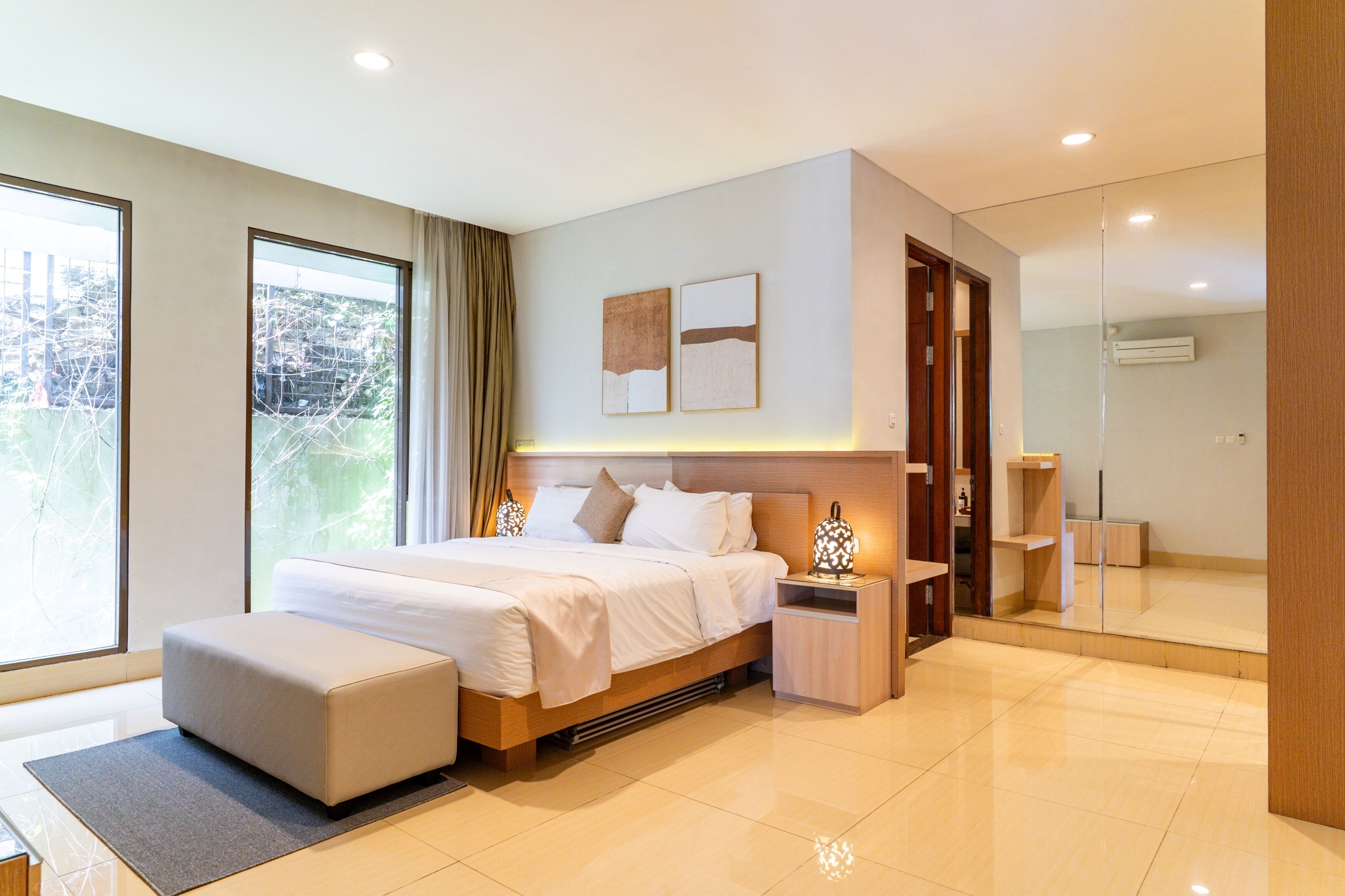 6 phòng ngủ, bàn, bàn ủi/dụng cụ ủi quần áo 