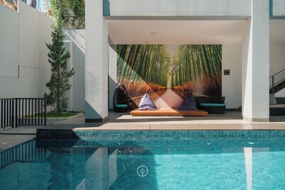 納瓦斯圖山6房泳池及電影房別墅  