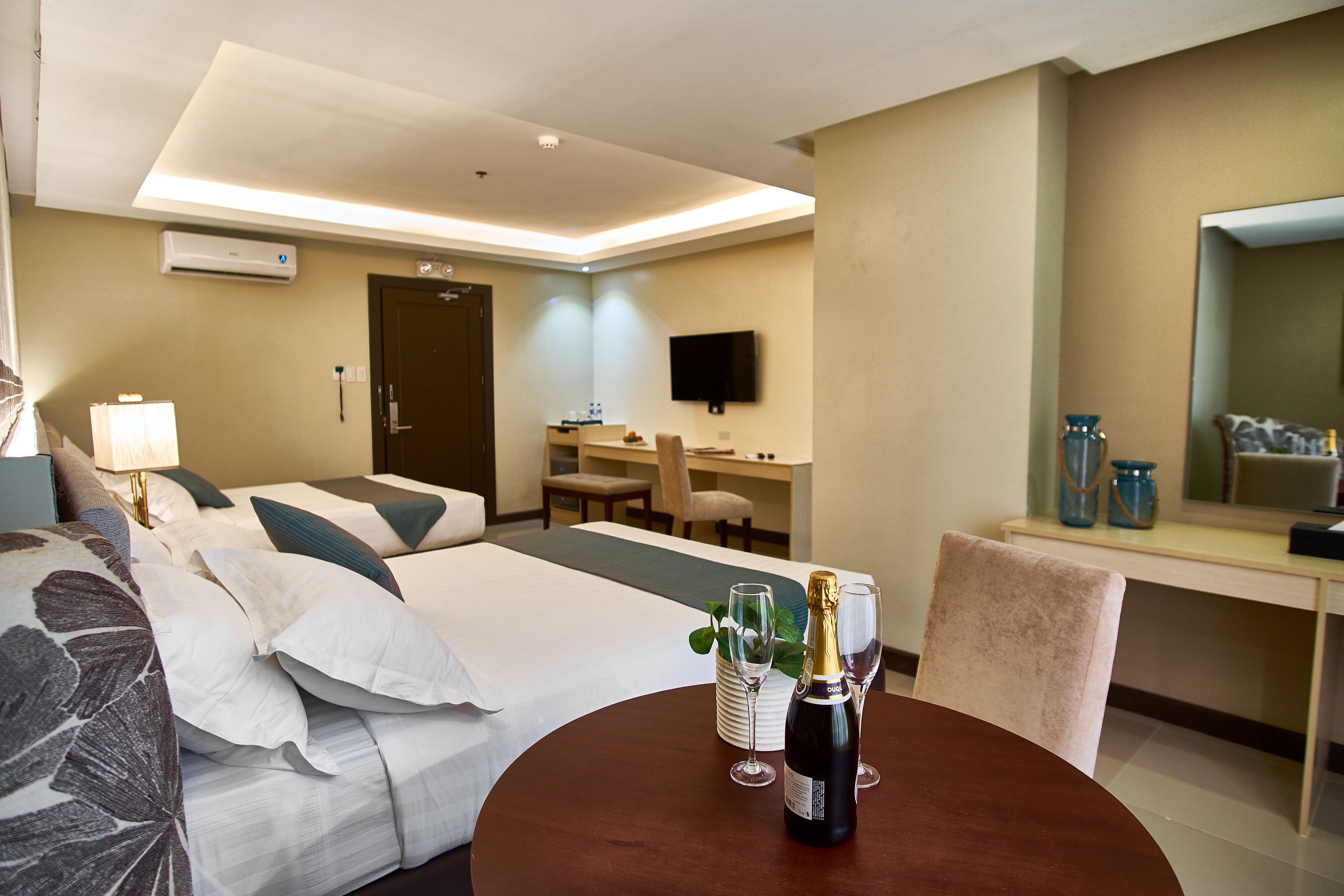 Junior suite | Een minibar, een bureau, geluiddichte muren, gratis wifi