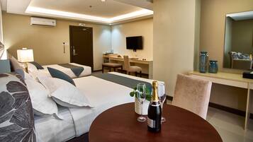 Junior suite | Een minibar, een bureau, geluiddichte muren, gratis wifi