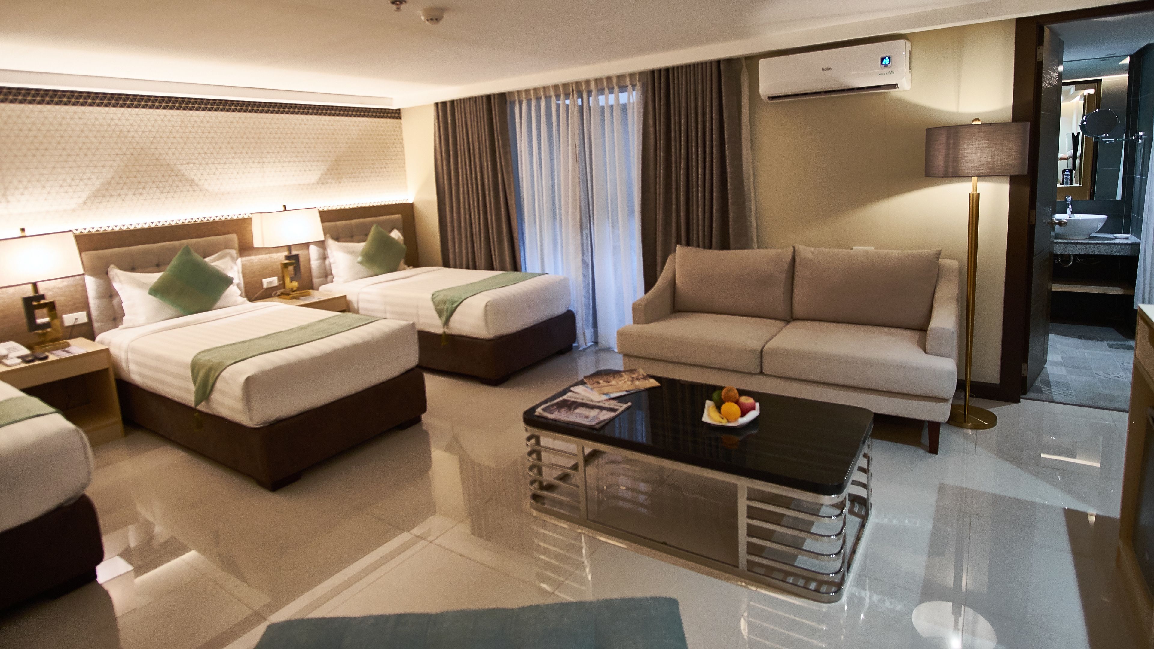 family room | minibar, desk, soundproofing, free wifi