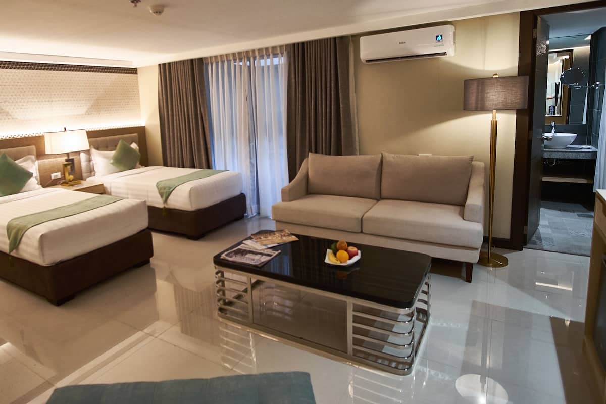 family room | minibar, desk, soundproofing, free wifi