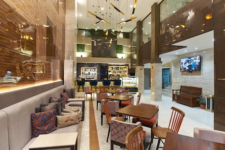 Se sirven desayunos, almuerzos y cenas; cocina local e internacional