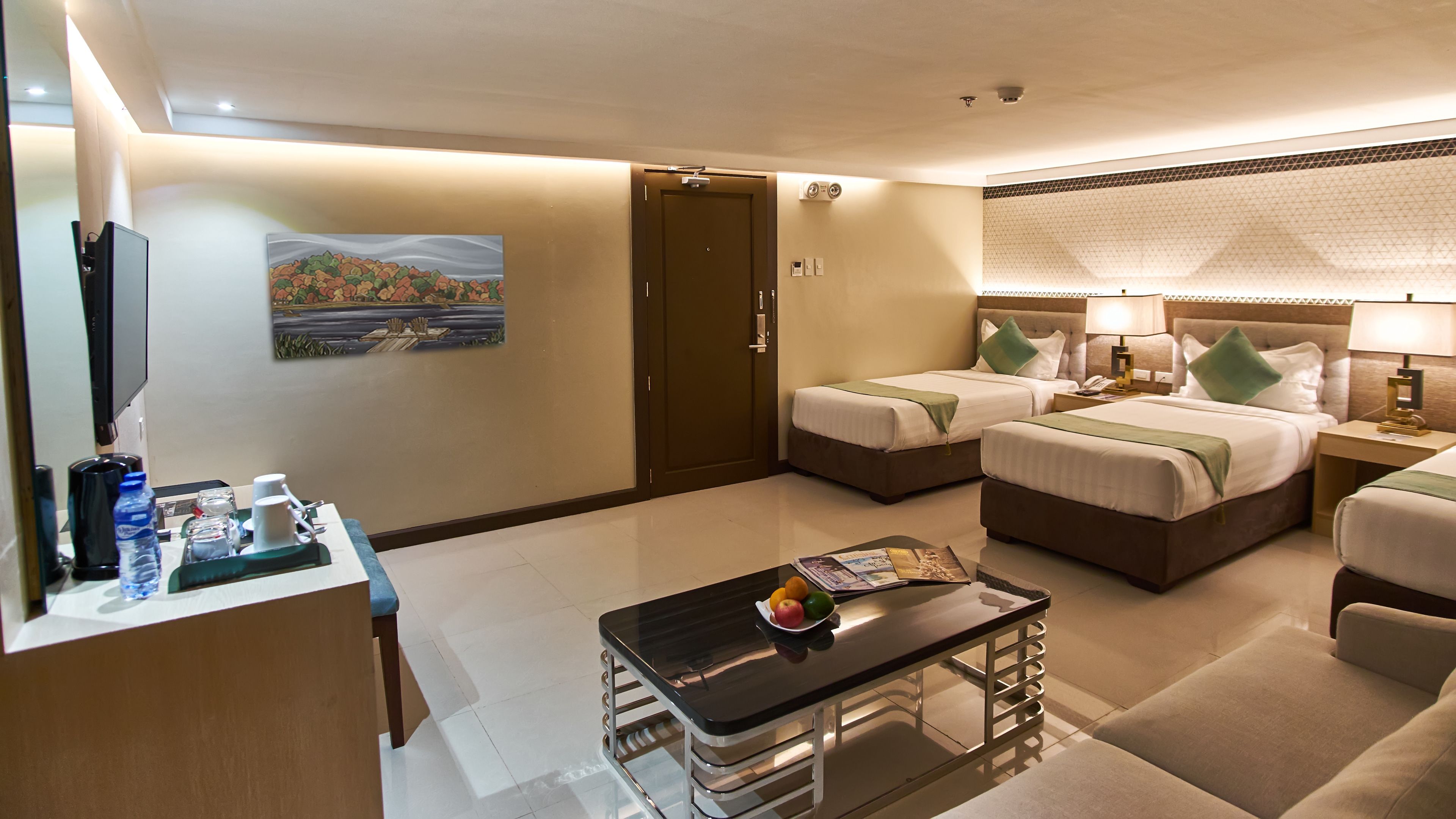 family room | minibar, desk, soundproofing, free wifi