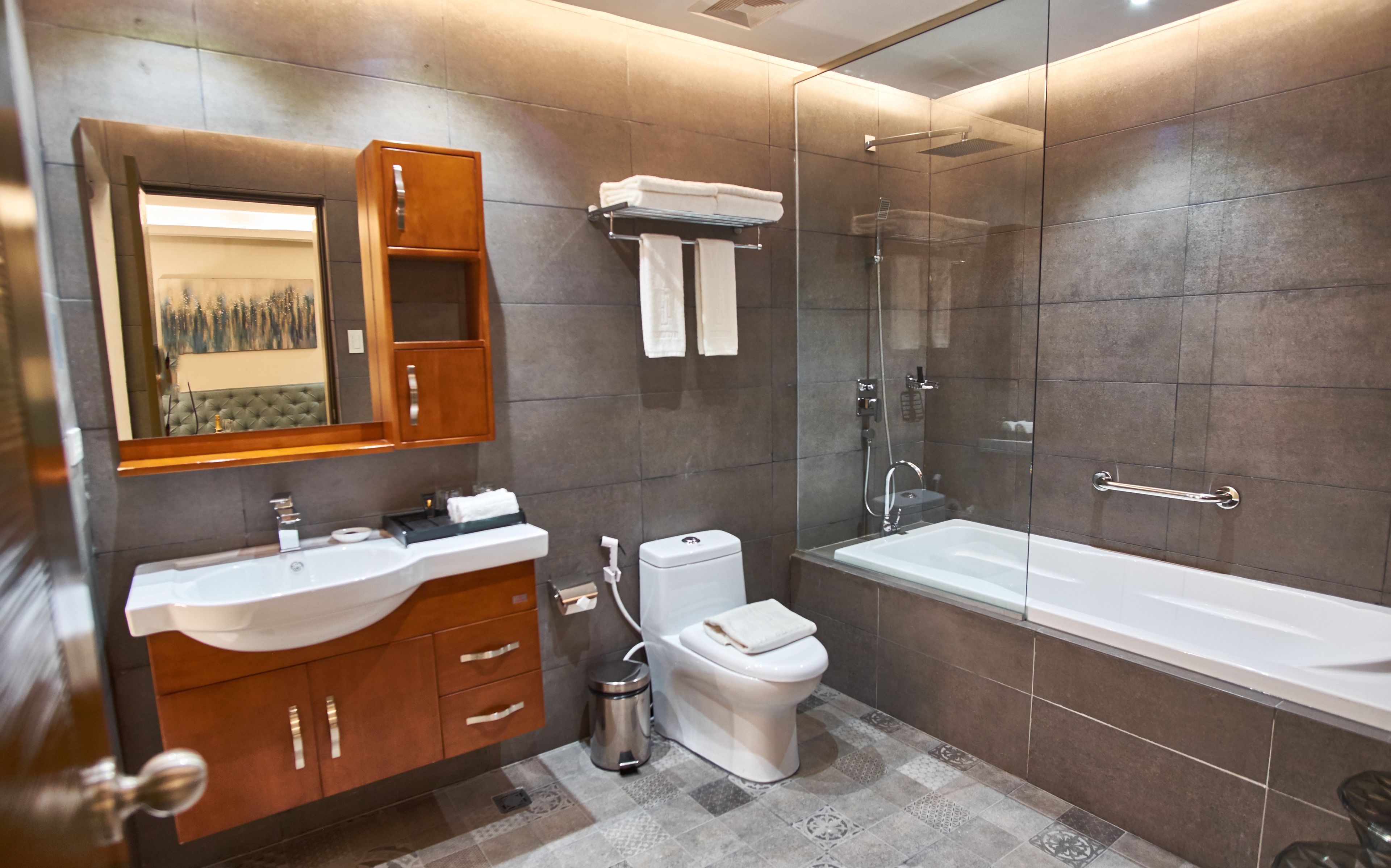 suite | minibar, desk, soundproofing, free wifi