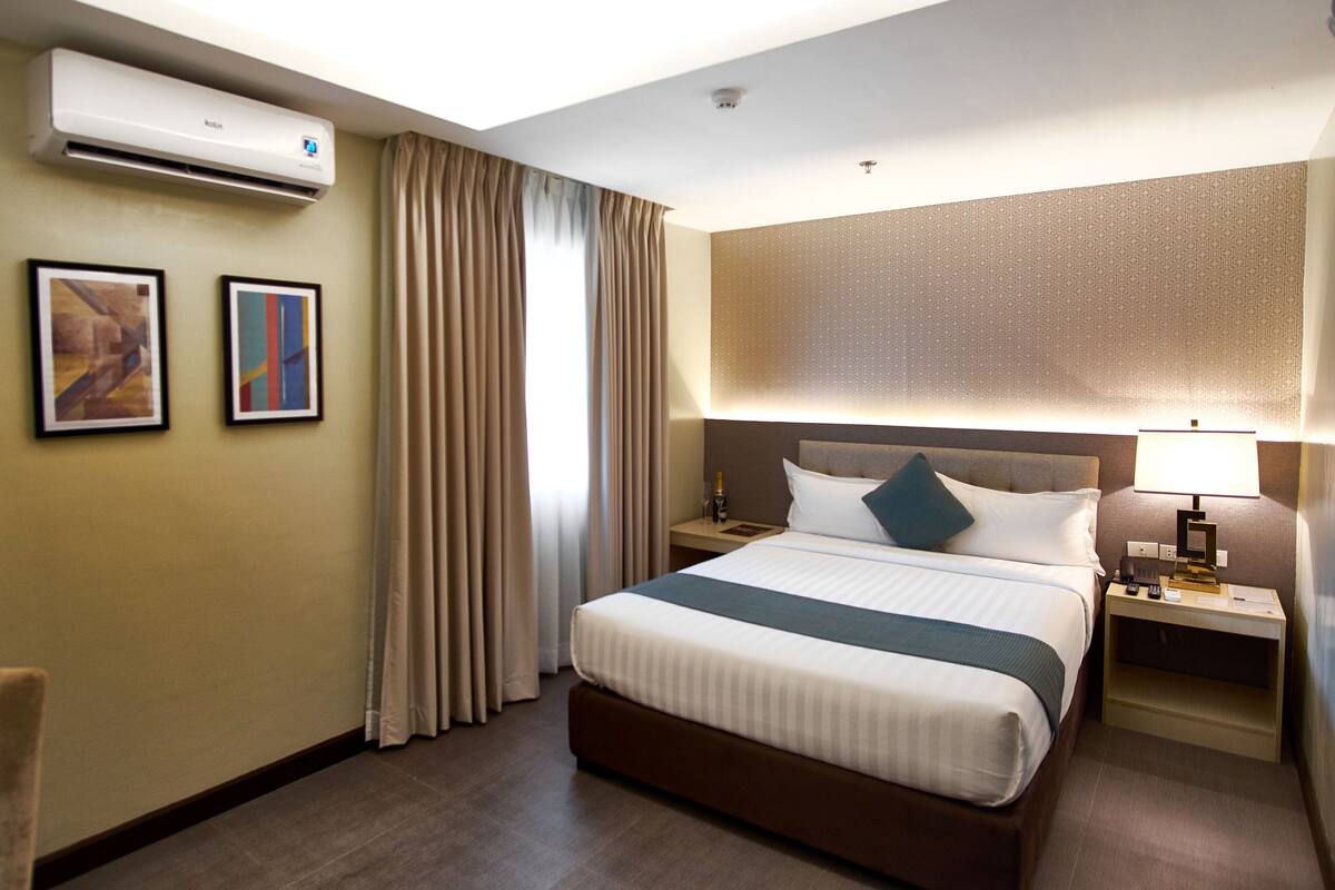 Standard Room | Minibar, desk, soundproofing, WiFi (free)