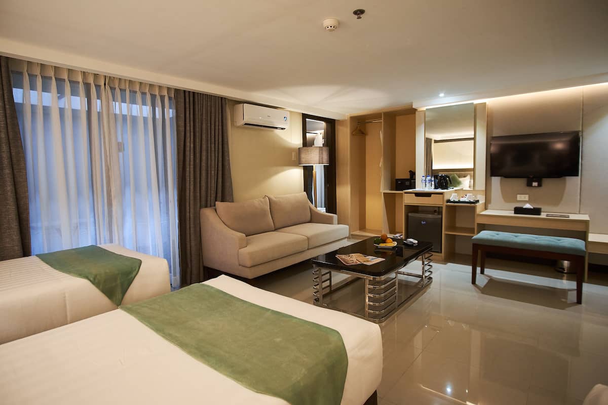 family room | minibar, desk, soundproofing, free wifi