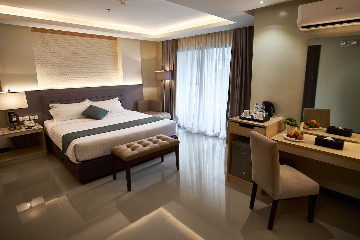 J7 Premier 2 (With blacony) | Minibar, desk, soundproofing, free WiFi