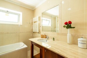 Badewanne, Haartrockner, Handtücher