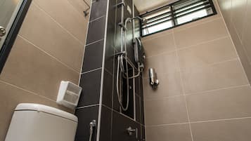 Basic House, Berbilang Katil, Non Smoking | Bilik Mandi | Pancuran mandi, kelengkapan dandanan diri percuma, pengering rambut