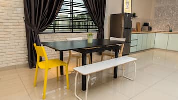 Basic House, Multiple Beds, Non Smoking | In-room dining