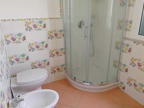 Suihku, hiustenkuivaaja, bidee, pyyhkeet