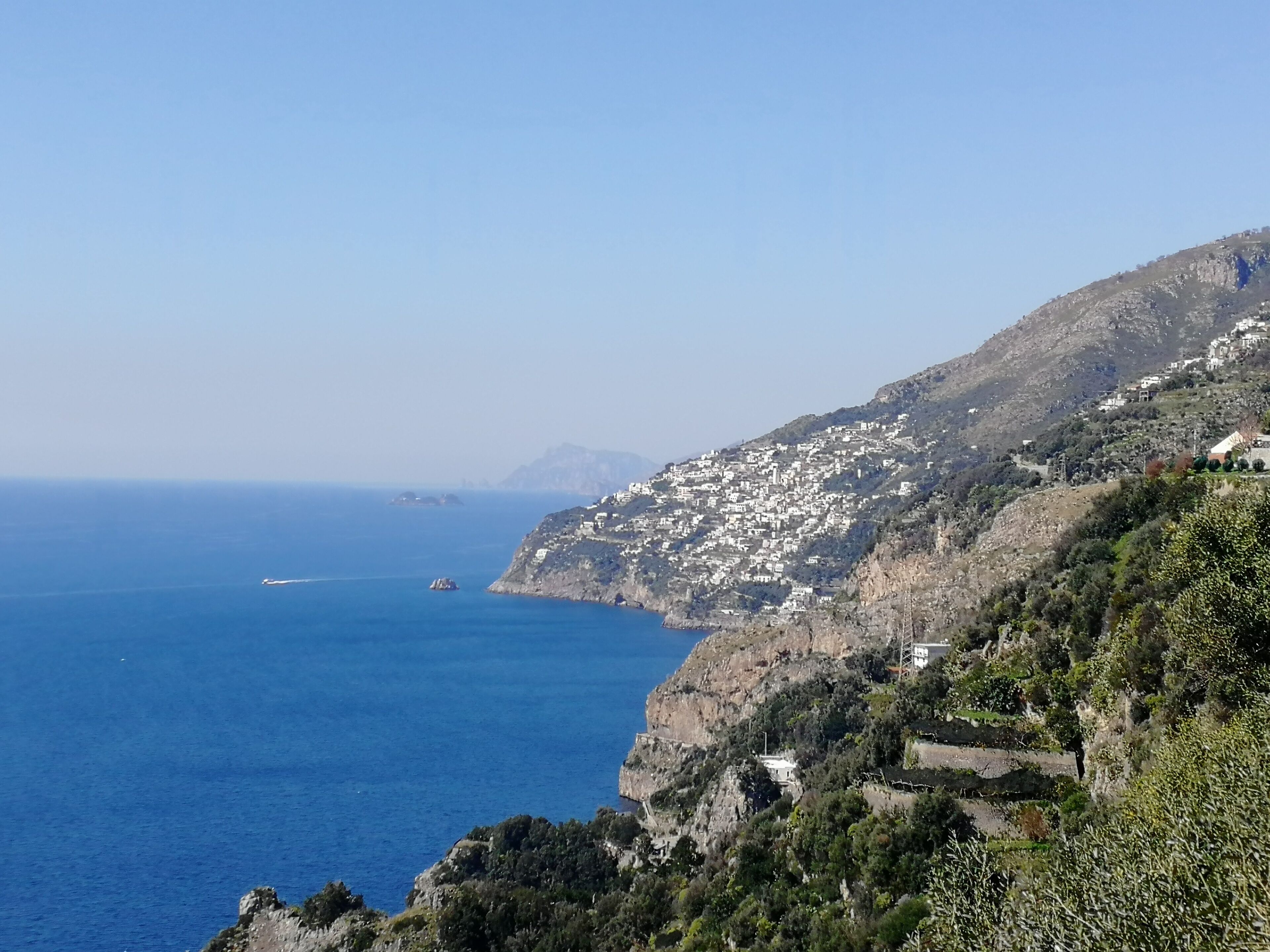 Une ville côtière avec des bâtiments construits sur une colline surplombant la mer.