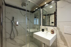 Shower, hair dryer, bidet, towels - Venice Arsenale Biennale  (Venezia)