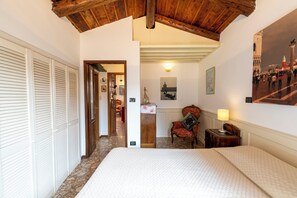 1 Schlafzimmer, Schreibtisch, schallisolierte Zimmer