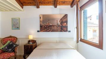 1 camera, una scrivania, insonorizzazione, ferro/asse da stiro