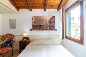 1 camera, una scrivania, insonorizzazione, ferro/asse da stiro