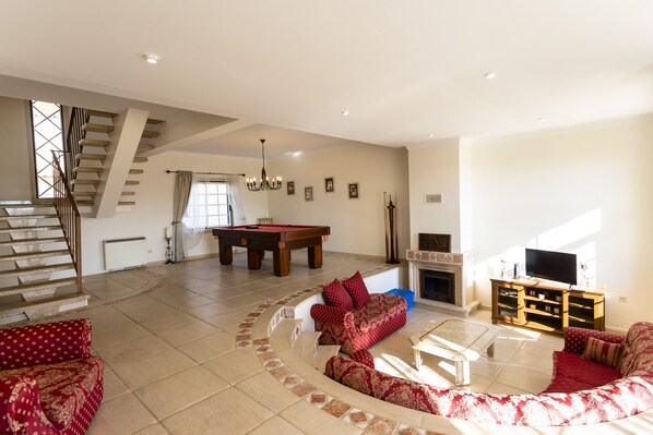 TV, fireplace