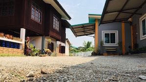 Un barrio residencial con dos casas, una de fachada de madera y otra con exterior gris.
