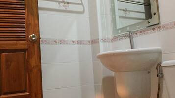 Standard Room | Bathroom | Shower, free toiletries, hair dryer, towels