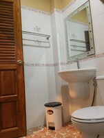 标准房 | 浴室 | 淋浴设施、免费洗浴用品、吹风机、毛巾