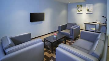 套房, 3 间卧室 (The Residence) | 起居区 | LED 电视