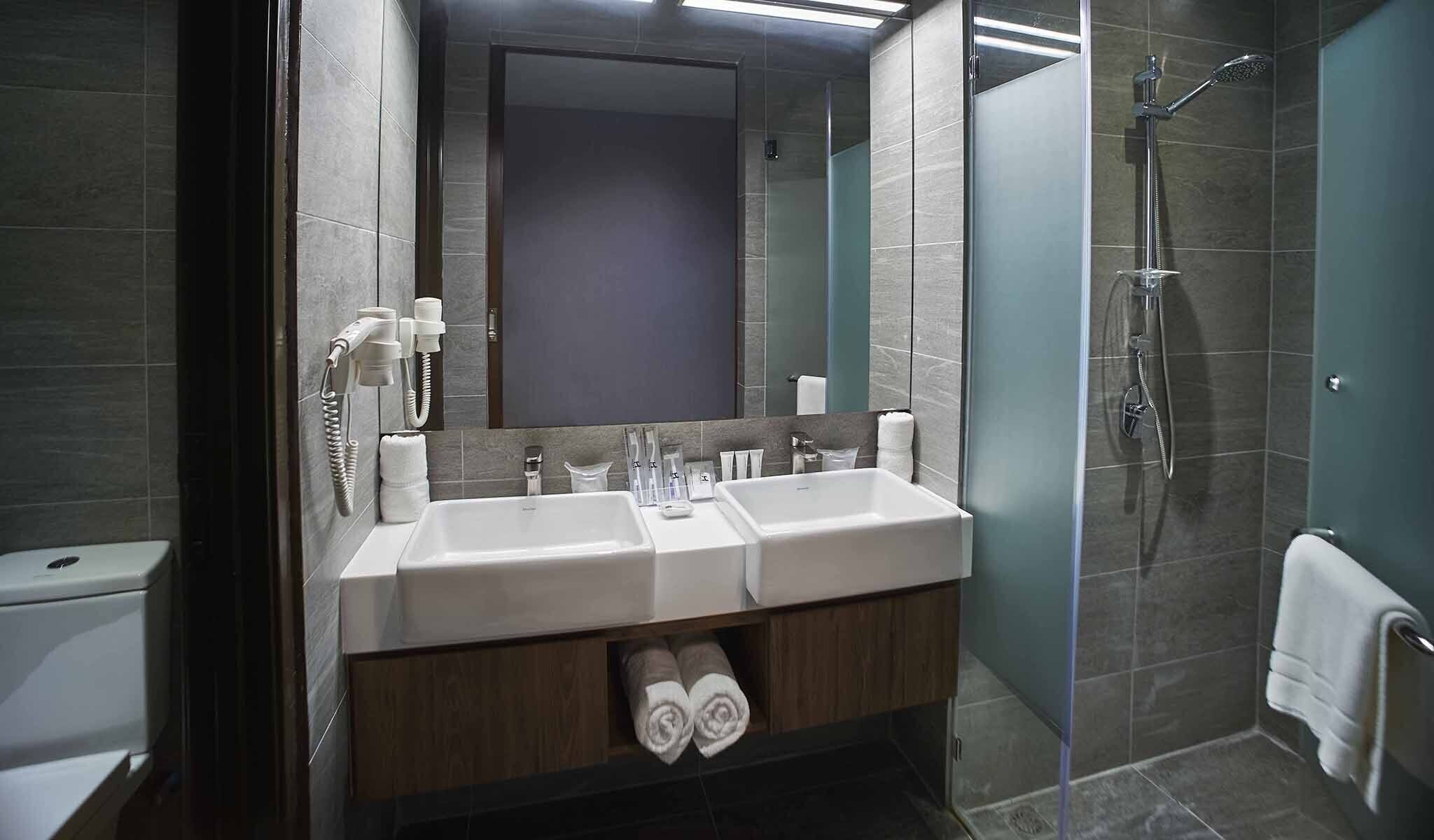 junior quadruple room | bathroom | shower, free toiletries, hair dryer, bidet