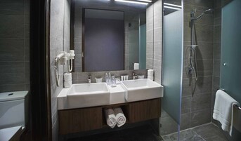Quarto quádruplo júnior | Banheiro | Chuveiro, produtos de toalete grátis, secador de cabelo, bidê