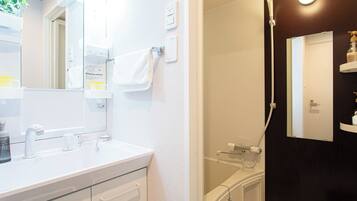 Doppelzimmer, Nichtraucher (Main Building, 2 Double Rooms for 5P) | Badezimmer | Badewanne und Dusche (separat), kostenlose Toilettenartikel