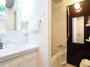 Habitación doble, para no fumadores (Main Building, 2 Double Rooms for 5P) | Baño | Tina y regadera independientes y amenidades de baño gratuitas