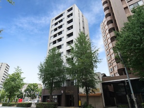 Vista frontal de la propiedad