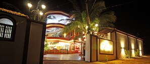Front of property – evening/night - Raposo Holiday Resort (Vagator)