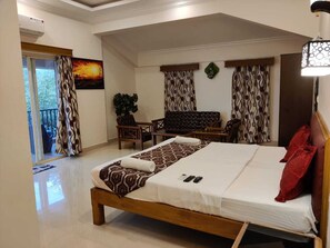 Premium bedding, iron/ironing board, rollaway beds, bed sheets - Raposo Holiday Resort (Vagator)