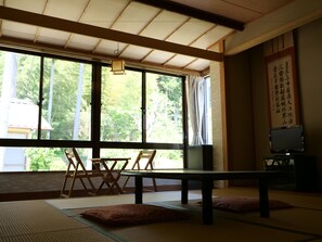 Tvåbäddsrum | Mörkläggningsgardiner, extrasängar, gratis wi-fi och sängkläder