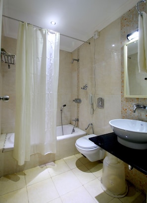 Deluxe Double Room, 1 Double Bed, Non Smoking | Bathroom | Shower, towels