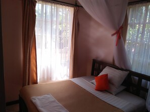 Double Room | In-room safe, desk, free WiFi, bed sheets - Cosy Garden (Kisumu)