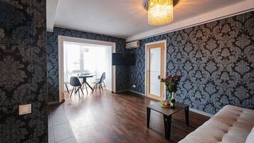 Deluxe Apartment | Living area | 32-cm flat-screen TV with digital channels, Smart TV