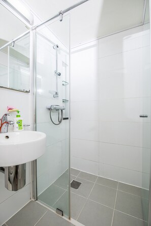 Dusche, kostenlose Toilettenartikel, Haartrockner, Hausschuhe