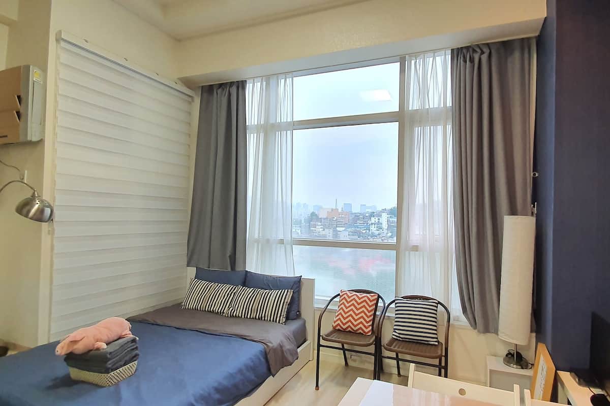 Apartemen (1) | Tirai kedap cahaya, setrika/meja setrika, dan Wi-Fi gratis