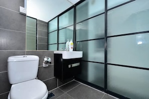 Ducha, artículos de tocador gratuitos, secador de pelo, toallas