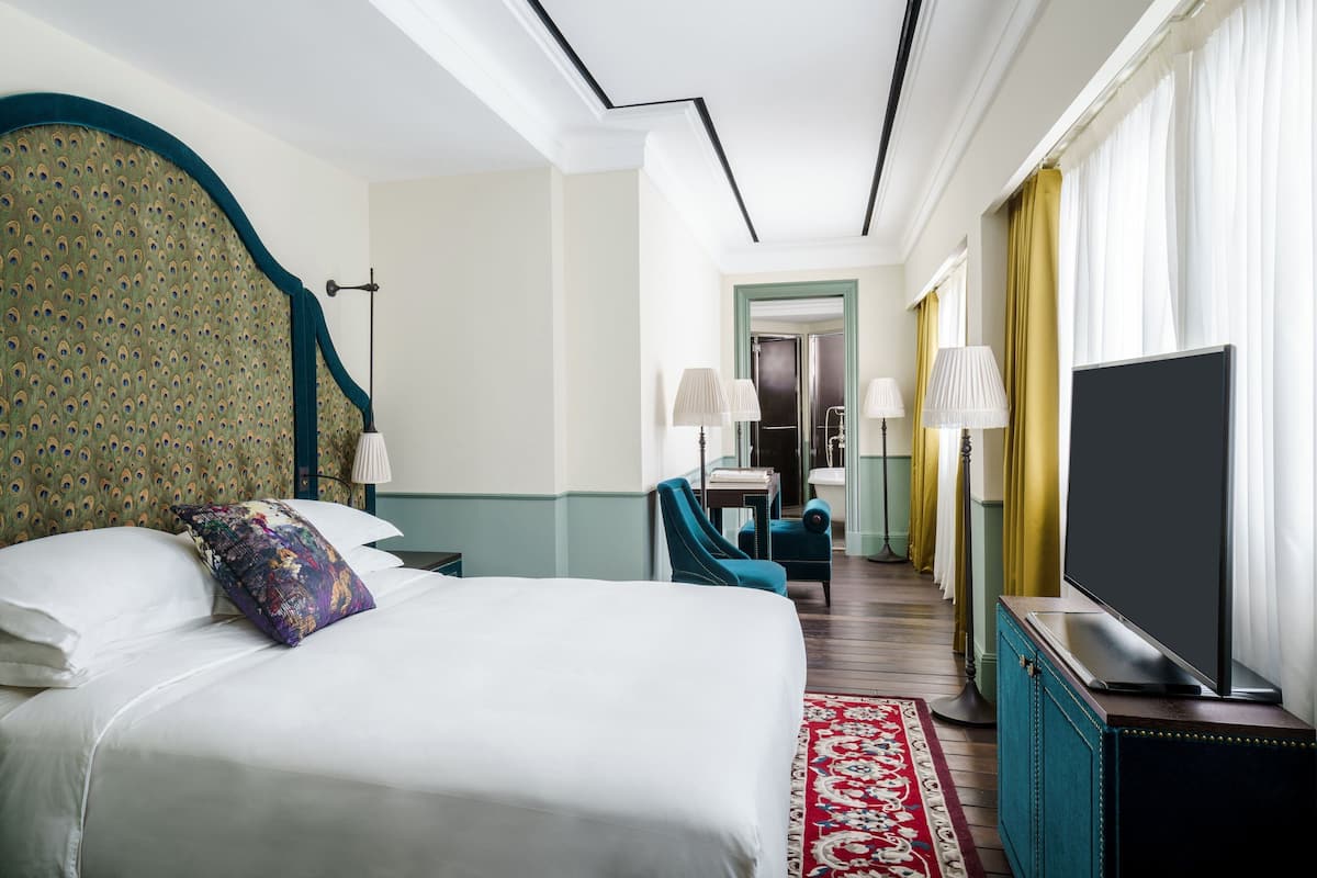 Douche, articles de toilette de luxe, sĂšche-cheveux, peignoirs