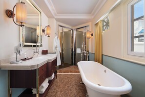 Le Colonial Deluxe Club King | Badezimmer | Dusche, Designer-Toilettenartikel, Haartrockner, Bademäntel