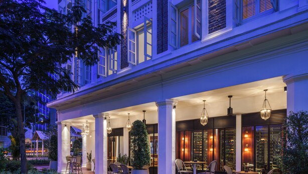Un hôtel doté d’un espace extérieur abrité, de colonnes et d’un intérieur bien éclairé.