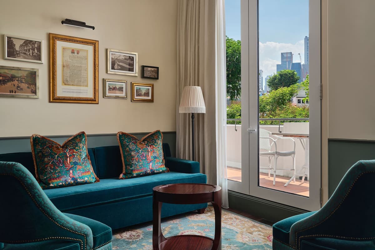 Suite Exécutive, 1 lit double | Salle de séjour | Télévision à écran plat de 55 pouces avec chaßnes par cùble, télévision